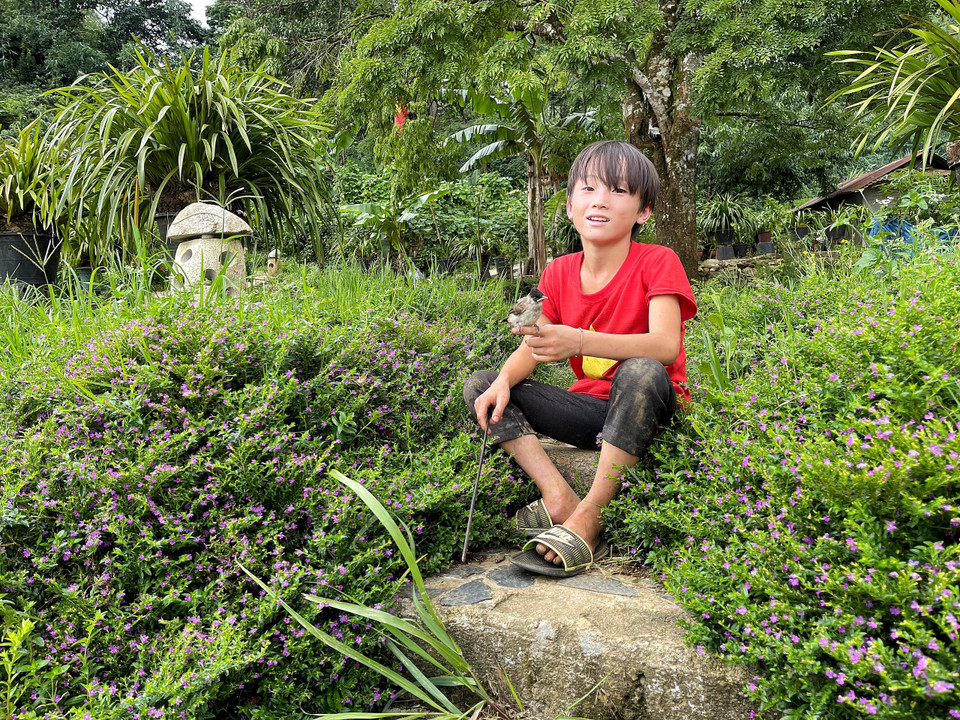 Phút nghỉ chân sau buổi sáng miệt mài dọn sạch đường bản. (Ảnh: Mai Mai/Vietnam+)