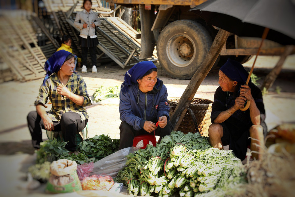 Đến với chợ phiên Y Tý bạn sẽ có cơ hội được gặp gỡ, tìm hiểu những nét văn hóa độc đáo của người Hà Nhì đen. (Ảnh: Mai Mai/Vietnam+)