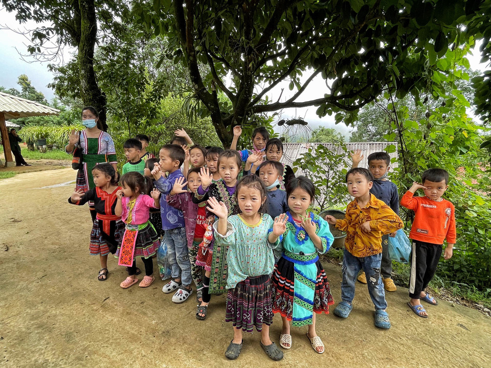 Cô giáo Thầu Thị Gênh, 23 tuổi (ngoài cùng bên trái) cho biết hoạt động dọn rác vào cuối tuần ở bản đã được duy trì từ năm 2012. (Ảnh: Mai Mai/Vietnam+)