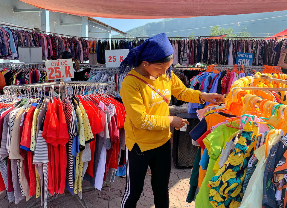 Một cửa hàng thời trang vùng cao sặc sỡ sắc màu. (Ảnh: Mai Mai/Vietnam+)