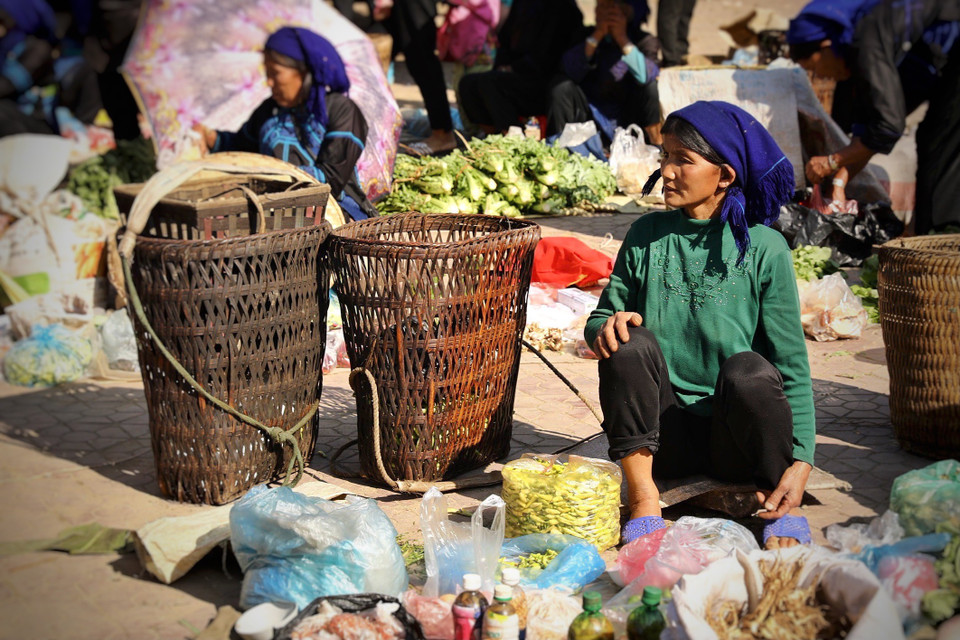 Hầu hết các huyện vùng cao ở tỉnh Lào Cai đều có chợ phiên và thường hợp vào thứ Bảy, Chủ Nhật. Mỗi chợ đều có nét độc đáo riêng. Chợ Y Tý tuy không sặc sỡ sắc màu như chợ phiên đẹp nhất Việt Nam ở Bắc Hà, nhưng lại độc đáo bởi nằm giữa biển mây huyền ảo. (Ảnh: Mai Mai/Vietnam+)