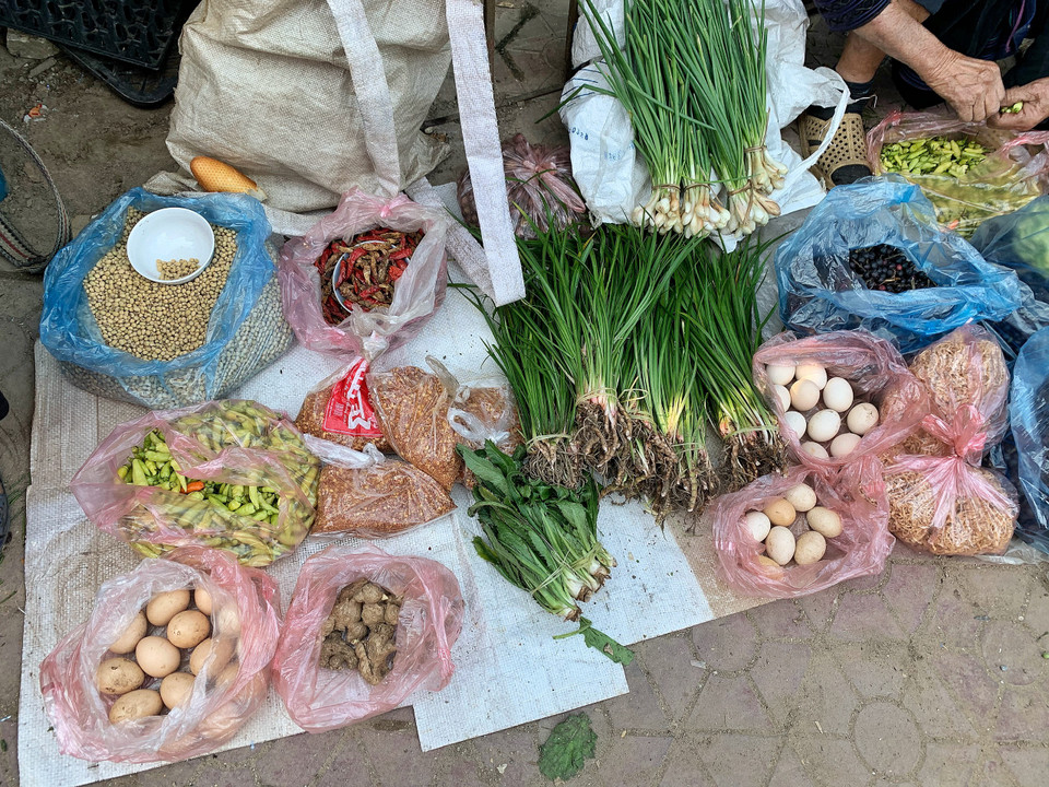 Bà con mang đến chợ bán các nông sản tự canh tác. (Ảnh: Mai Mai/Vietnam+)