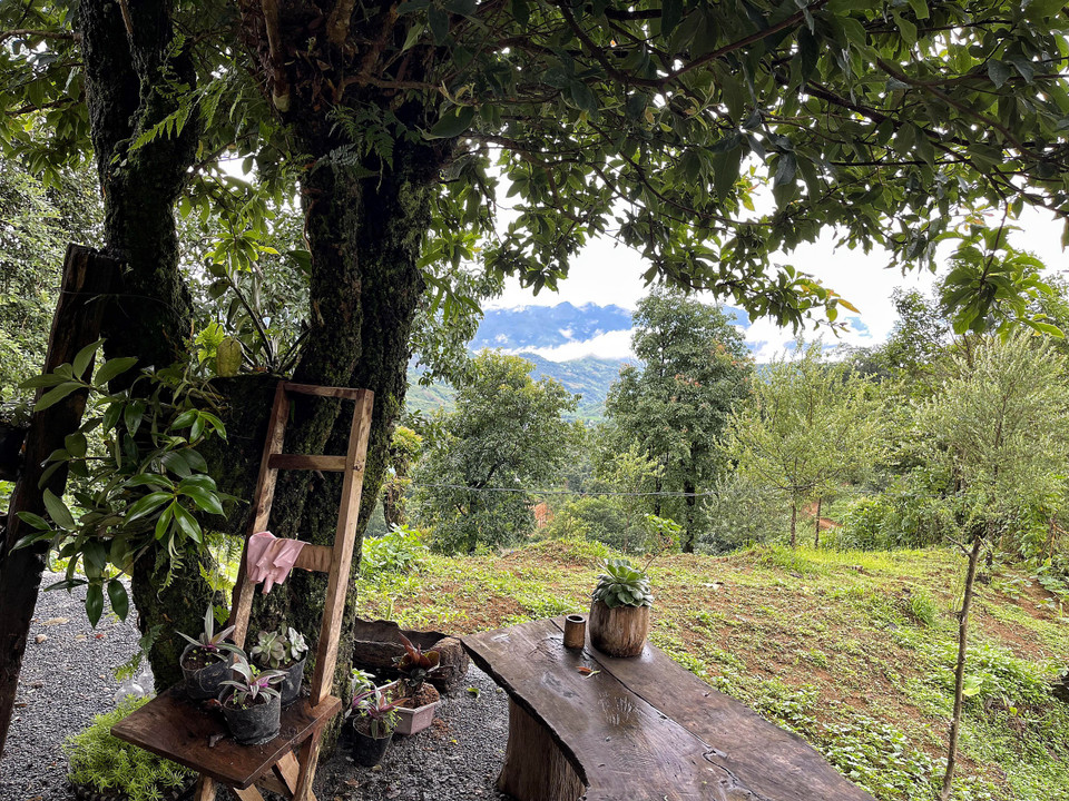 Làng bản sạch sẽ tinh tươm rồi ngồi thư giãn ở đây thì thực thích thú. (Ảnh: Mai Mai/Vietnam+)