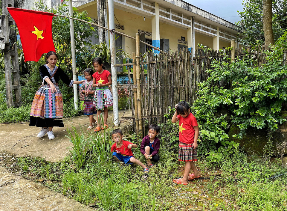 Trước khi COVID-19 xảy ra, bản du lịch cộng đồng Sin Suối Hồ là điểm đến hấp dẫn du khách trong và ngoài nước. Nhưng nay, cuối tuần thay vì đón khách đám trẻ rủ nhau dọn vệ sinh làng bản chống dịch. (Ảnh: Mai Mai/Vietnam+)