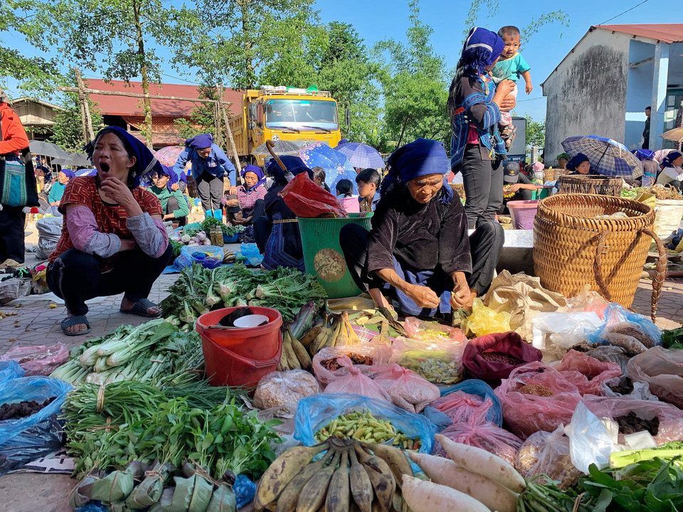 Đây là những hình ảnh được chúng tôi ghi lại ở chợ phiên cuối tuần của bà con Hà Nhì, xã Y Tý, huyện Bát Xát, tỉnh Lào Cai trước ngày 27/4 - thời điểm COVID-14 lần thứ tư bùng phát. (Ảnh: Mai Mai/Vietnam+)