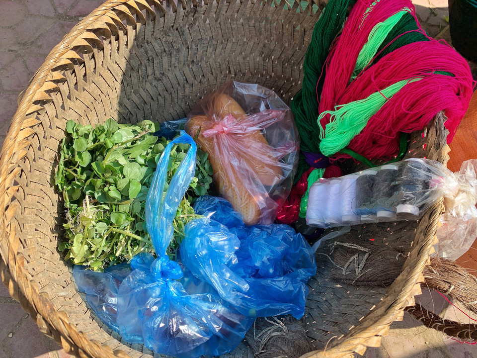 Chiếc gùi buổi sớm. (Ảnh: Mai Mai/Vietnam+)