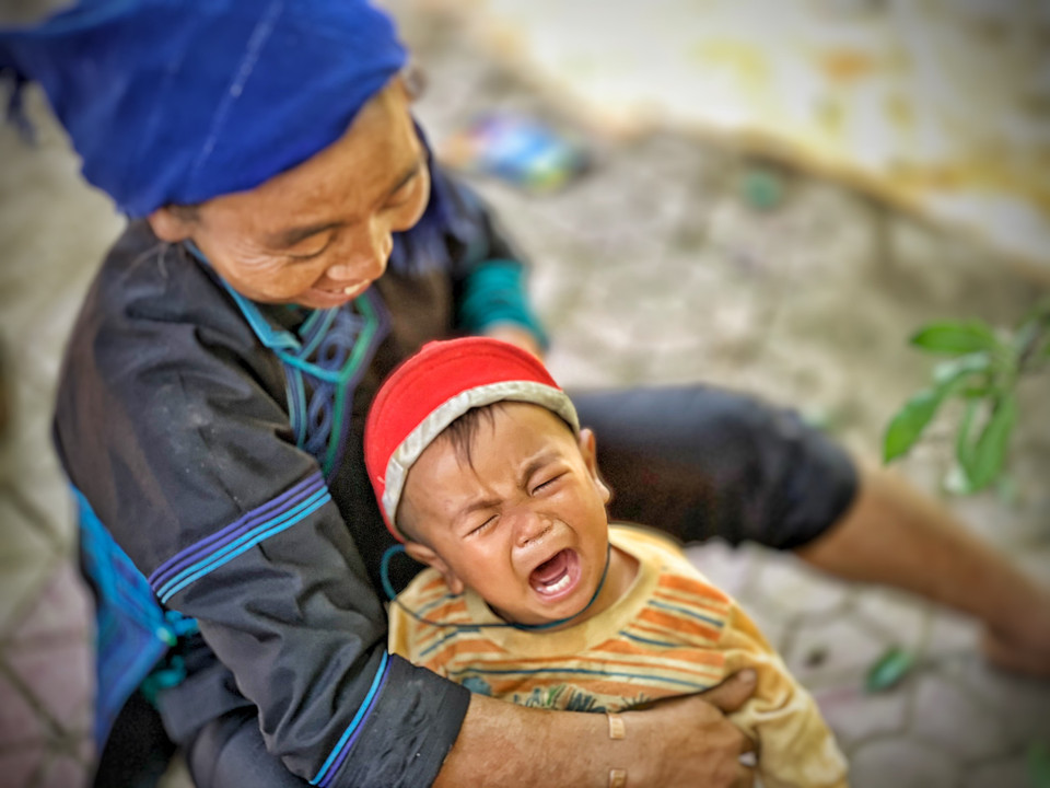 Làm nũng bà. (Ảnh: Mai Mai/Vietnam+)