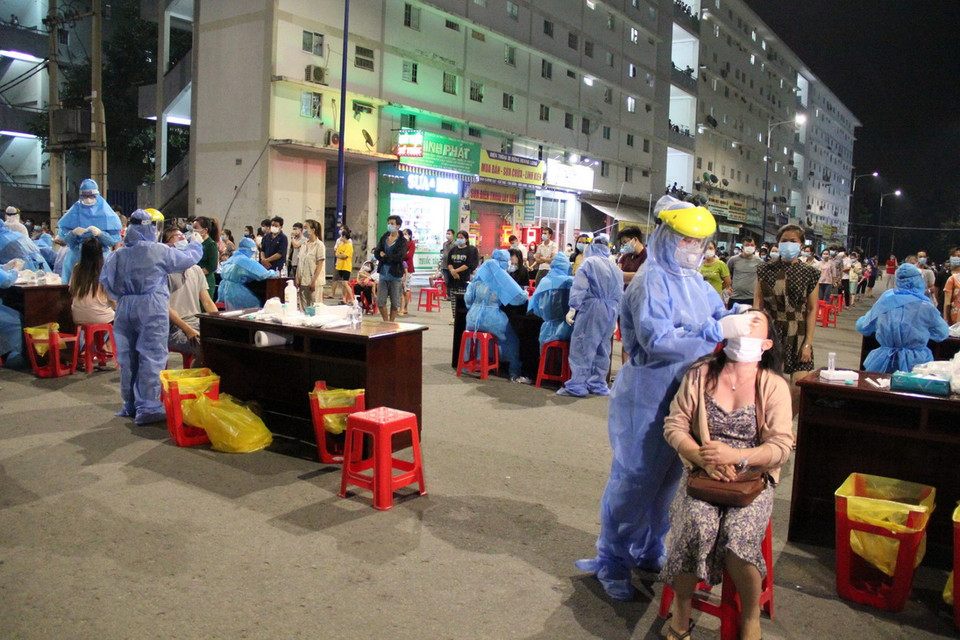 Hơn 4.000 công nhân, người lao động được lấy mẫu xét nghiệm. (Ảnh: Văn Hướng/TTXVN)