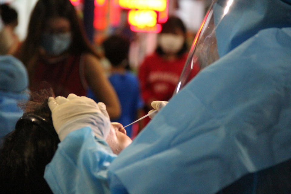 Lấy mẫu tầm soát COVID-19 ở Khu chung cư nhà ở xã hội Hòa Lợi, thuộc phường Hòa Phú, thành phố Thủ Dầu Một, tỉnh Bình Dương. (Ảnh: Văn Hướng/TTXVN)