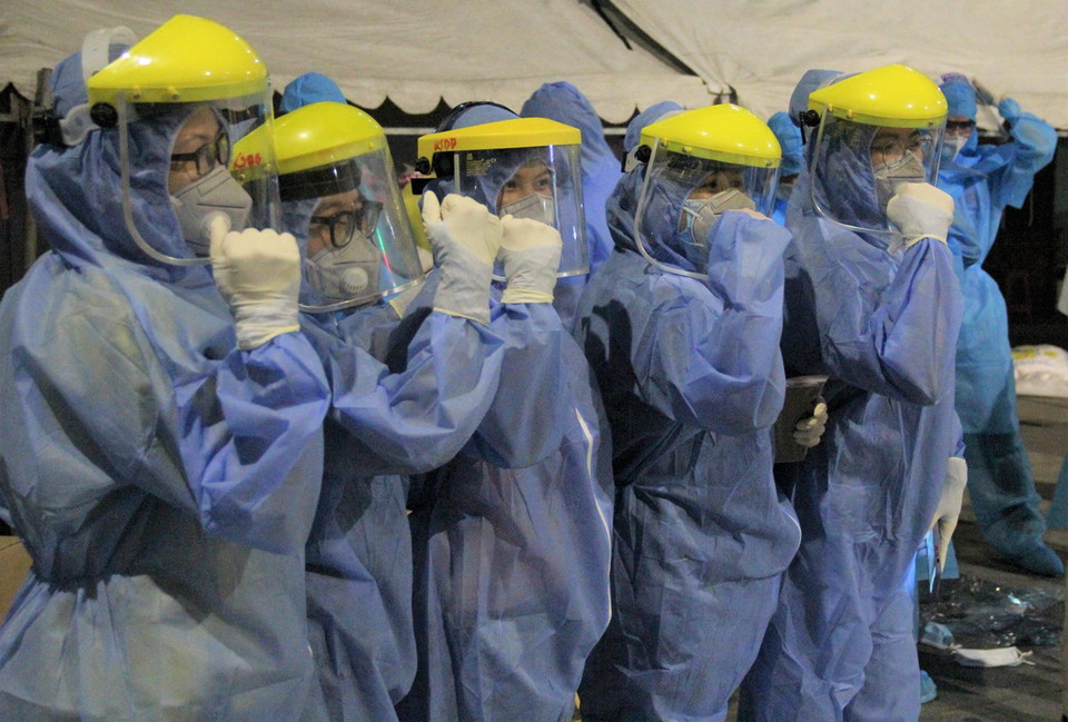 Các lực lượng lấy mẫu xét nghiệm với quyết tâm rất lớn đề sớm dập dịch tại Bình Dương. (Ảnh: Văn Hướng/TTXVN)