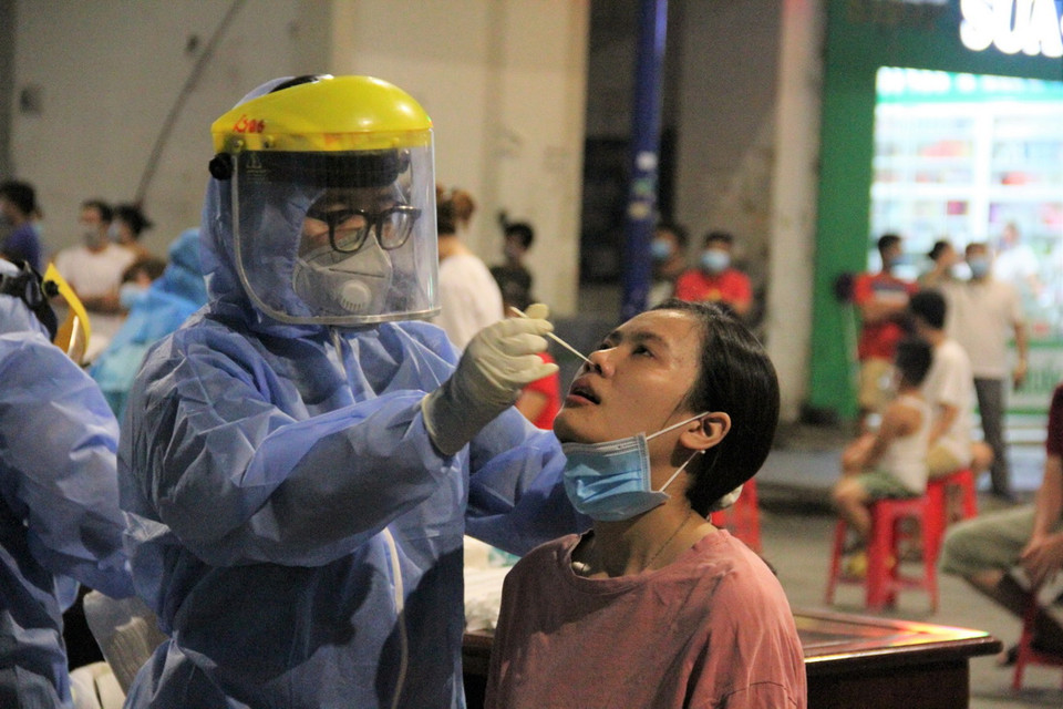 Lấy mẫu tầm soát COVID-19. (Ảnh: Văn Hướng/TTXVN)