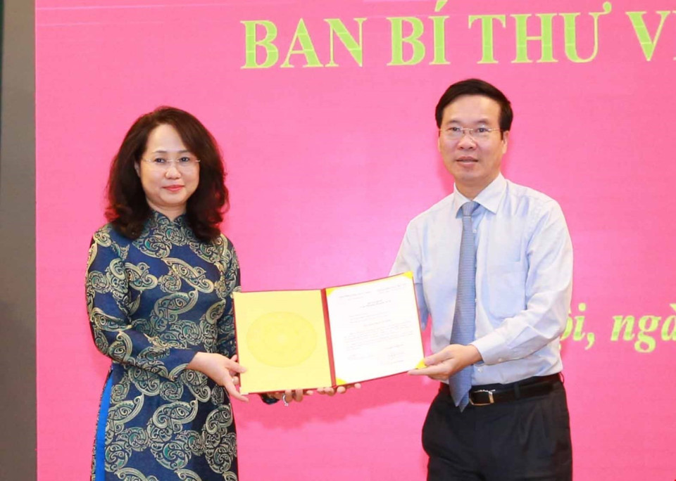 Ông Võ Văn Thưởng, Ủy viên Bộ Chính trị, Thường trực Ban Bí thư trao Quyết định của Bộ Chính trị điều động, bổ nhiệm bà Lâm Thị Phương Thanh giữ chức Phó Chánh Văn phòng Trung ương Đảng. (Ảnh: Phương Hoa/TTXVN)