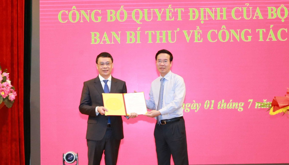 Ông Võ Văn Thưởng, Ủy viên Bộ Chính trị, Thường trực Ban Bí thư trao Quyết định của Ban Bí thư điều động, bổ nhiệm ông Đặng Khánh Toàn giữ chức Phó Chánh Văn phòng Trung ương Đảng. (Ảnh: Phương Hoa/TTXVN)