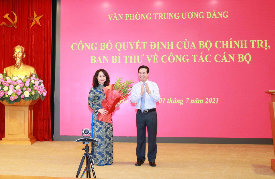 Ông Võ Văn Thưởng, Ủy viên Bộ Chính trị, Thường trực Ban Bí thư trao Quyết định của Bộ Chính trị điều động, bổ nhiệm bà Lâm Thị Phương Thanh giữ chức Phó Chánh Văn phòng Trung ương Đảng. (Ảnh: Phương Hoa/TTXVN)