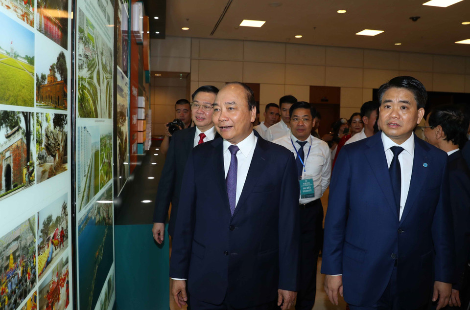 Thủ tướng Nguyễn Xuân Phúc và các đại biểu tham quan các gian trưng bày bên lề Hội nghị xúc tiến đầu tư Hà Nội 2020. (Ảnh: Thống Nhất/TTXVN)