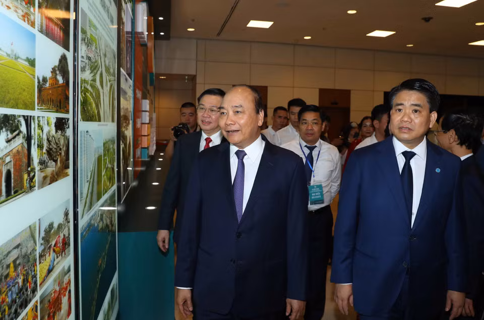 Thủ tướng Nguyễn Xuân Phúc và các đại biểu tham quan các gian trưng bày bên lề Hội nghị xúc tiến đầu tư Hà Nội 2020. (Ảnh: Thống Nhất/TTXVN)