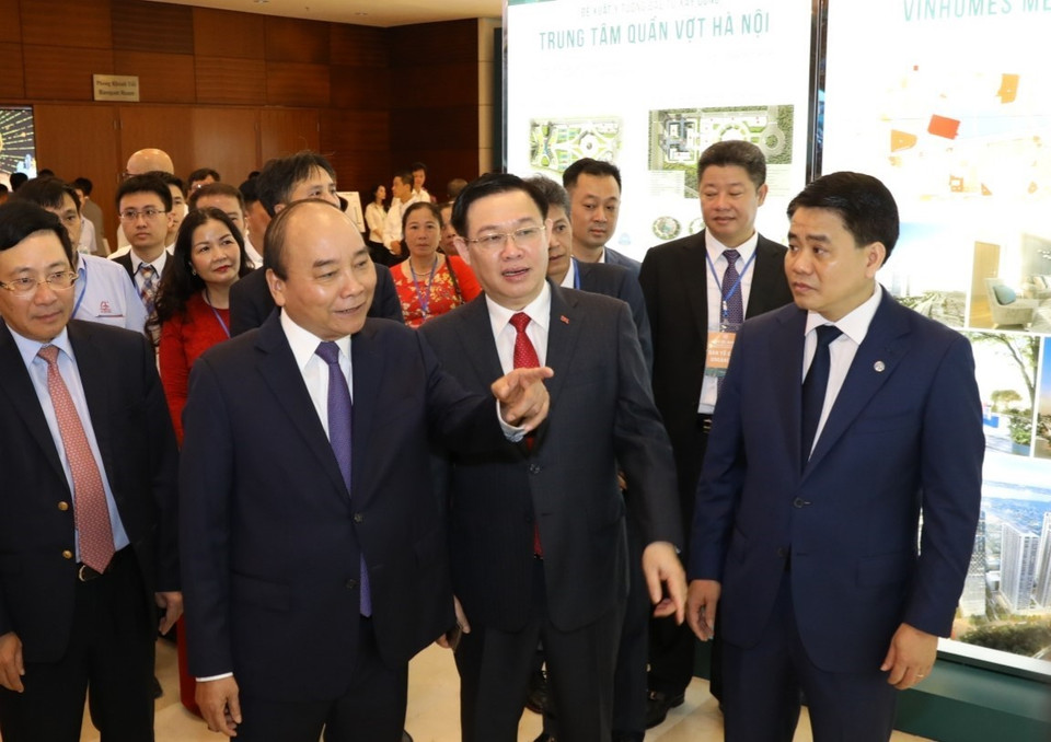 Thủ tướng Chính phủ Nguyễn Xuân Phúc; Bí thư Thành ủy Hà Nội Vương Đình Huệ cùng các lãnh đạo thành phố Hà Nội tham quan các khu trưng bày triển lãm tại Hội nghị. (Ảnh: Văn Điệp/TTXVN)