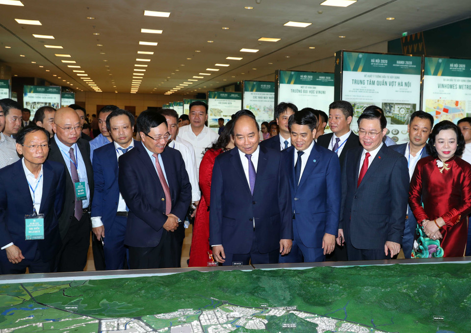 Thủ tướng Nguyễn Xuân Phúc và các đại biểu tham quan các gian trưng bày bên lề Hội nghị xúc tiến đầu tư Hà Nội 2020. (Ảnh: Thống Nhất/TTXVN)