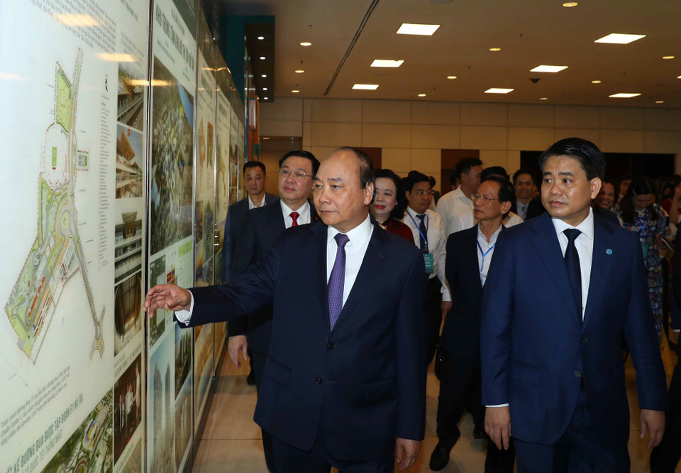 Thủ tướng Nguyễn Xuân Phúc và các đại biểu tham quan các gian trưng bày bên lề Hội nghị xúc tiến đầu tư Hà Nội 2020. (Ảnh: Thống Nhất/TTXVN)