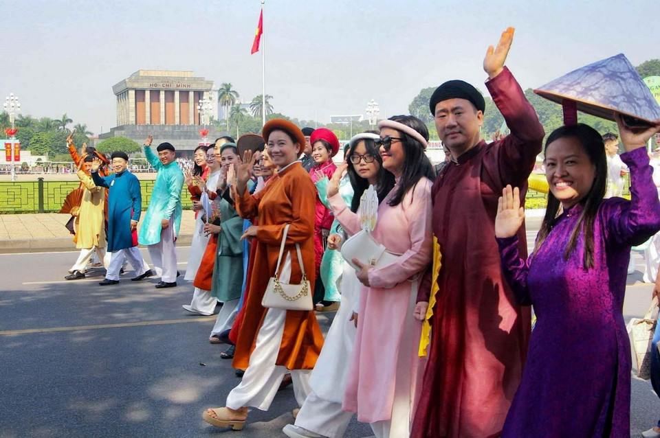 Chương trình Carnaval áo dài 'Phụ nữ Thủ đô hội nhập và phát triển' năm 2024 với chủ đề 'Duyên dáng áo dài Hà Nội' với sự tham gia của đông đảo gia đình nhiều thế hệ, các nghệ sỹ, doanh nhân, học sinh, sinh viên... và bạn bè quốc tế. (Ảnh: TTXVN)