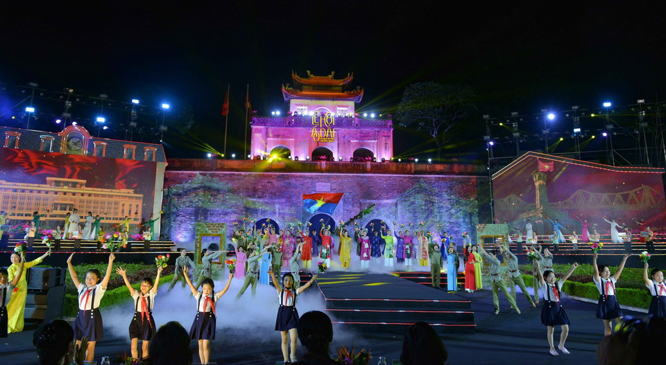 Lễ hội Áo dài Du lịch Hà Nội không chỉ mở ra định hướng mới cho phát triển văn hóa, du lịch Thủ đô mà còn góp phần để Việt Nam và Hà Nội trở thành điểm đến yêu mến và sự lựa chọn hàng đầu của nhiều du khách trong nước và bạn bè quốc tế. (Ảnh: TTXVN)