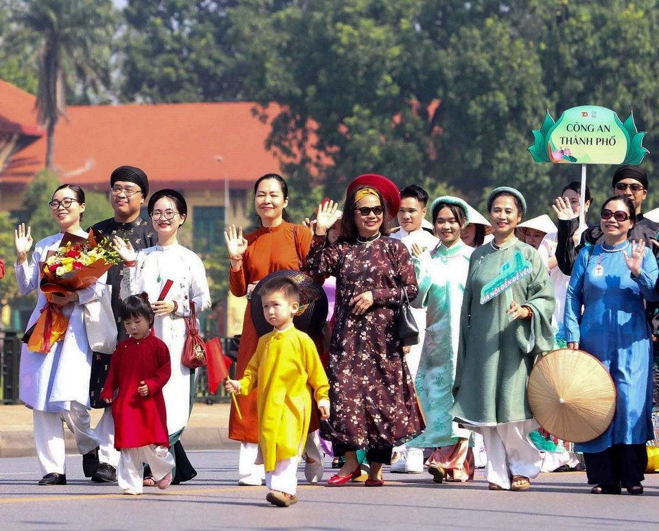 Lễ hội Áo dài Du lịch Hà Nội 2024 nằm trong chuỗi sự kiện 70 năm Ngày giải phóng Thủ đô (10/10/1954 - 10/10/2024), đưa khách tham quan đến với hành trình khám phá, trải nghiệm, đặc biệt là quay trở về không khí đầy tự hào của thời kỳ lịch sử hào hùng với hình ảnh tà áo dài Hà Nội. (Ảnh: TTXVN)
