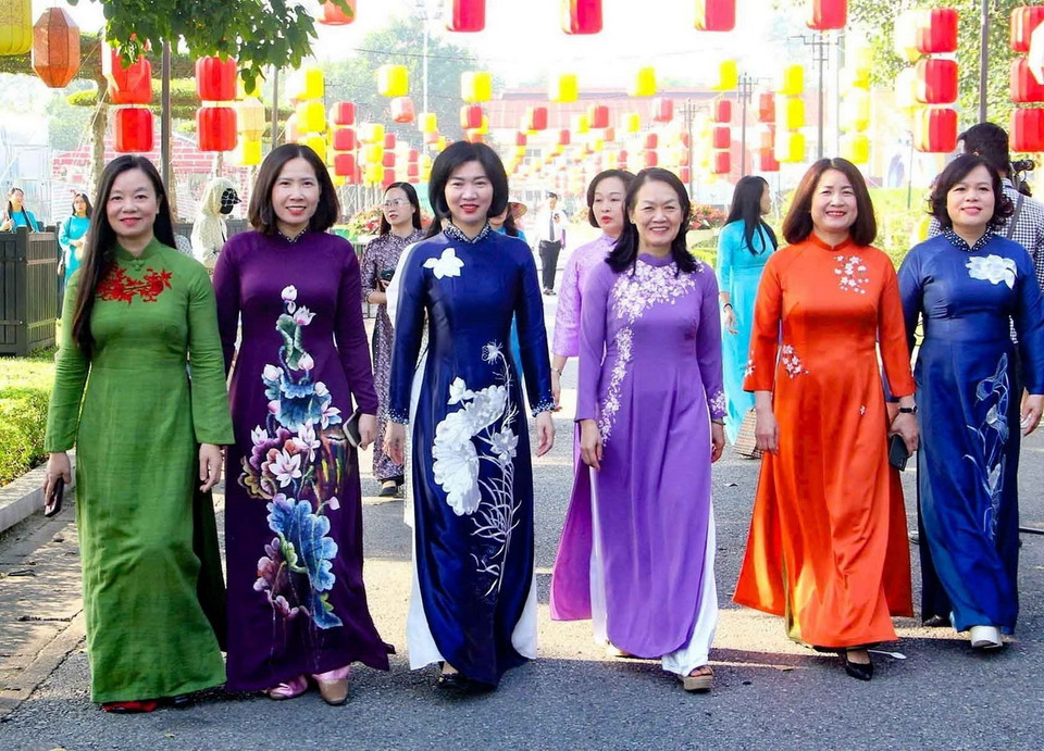 Hơn 1.000 đại biểu diễu hành áo dài từ Trung tâm Hoàng Thành Thăng Long hướng về Quảng trường Ba Đình, qua các tuyến phố Hoàng Diệu, Hoàng Văn Thụ, Độc Lập… (Ảnh: TTXVN)