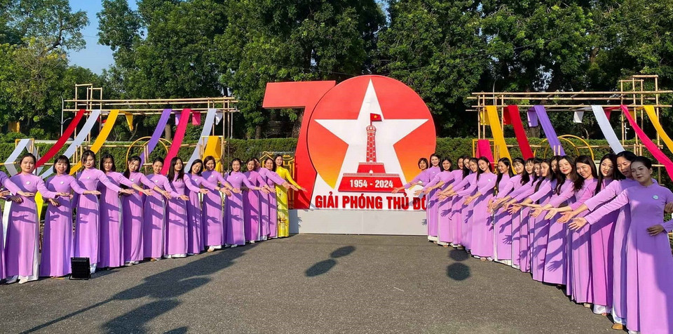 Lễ hội Áo dài Du lịch Hà Nội 2024 nằm trong chuỗi sự kiện 70 năm Ngày Giải phóng Thủ đô đưa khách tham quan đến với hành trình khám phá, trải nghiệm, đặc biệt là quay trở về không khí đầy tự hào của thời kỳ lịch sử hào hùng. (Ảnh: TTXVN)