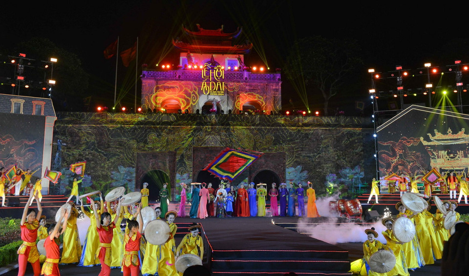 Tối 4/10/2024, Lễ hội Áo dài Du lịch Hà Nội 2024 với chủ đề 'Hà Nội-Tinh hoa Áo dài' đã khai mạc tại Trung tâm Bảo tồn Di sản Thăng Long, Hà Nội. (Ảnh: TTXVN)