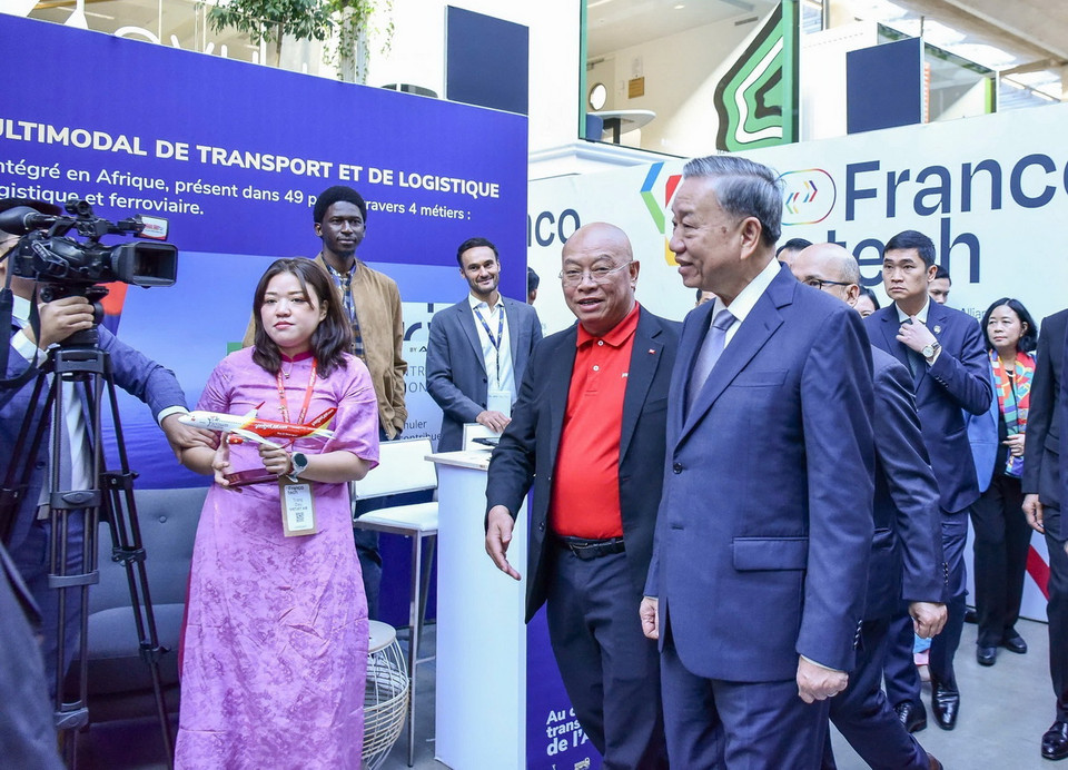 Tổng Bí thư, Chủ tịch nước Tô Lâm tham quan các gian hàng Việt Nam. (Ảnh: Trí Dũng/TTXVN)