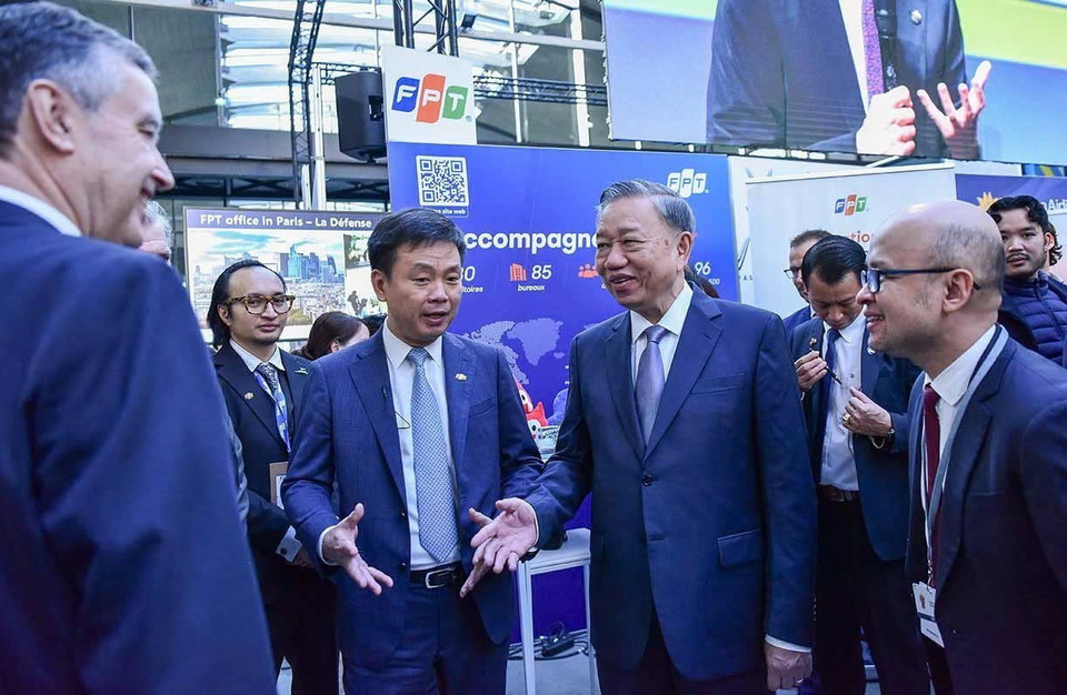 Tổng Bí thư, Chủ tịch nước Tô Lâm tham quan các gian hàng Việt Nam. (Ảnh: Trí Dũng/TTXVN)