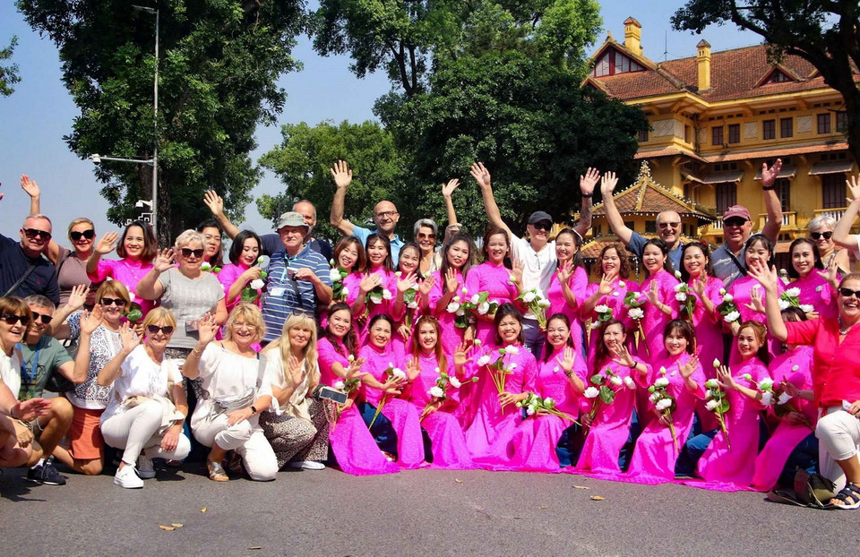 Chương trình Carnaval áo dài có sự tham gia của đông đảo gia đình nhiều thế hệ, các nghệ sỹ, doanh nhân, học sinh, sinh viên... và bạn bè quốc tế. (Ảnh: TTXVN)