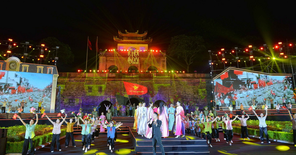 Tối 4/10, Lễ hội Áo dài Du lịch Hà Nội 2024 với chủ đề 'Hà Nội-Tinh hoa Áo dài' đã khai mạc tại Trung tâm Bảo tồn Di sản Thăng Long, Hà Nội. (Ảnh: TTXVN)