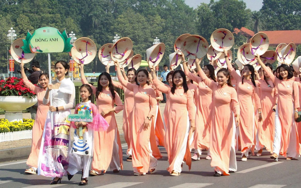 Hoạt động diễu hành của phụ nữ Thủ đô gửi gắm mong ước về một Thủ đô 'Nghìn năm văn hiến-Phát triển hài hòa-Thanh bình-Thịnh vượng-Thanh lịch-Hào hoa-Kết nối toàn cầu-Nhân dân hạnh phúc.' (Ảnh: TTXVN)