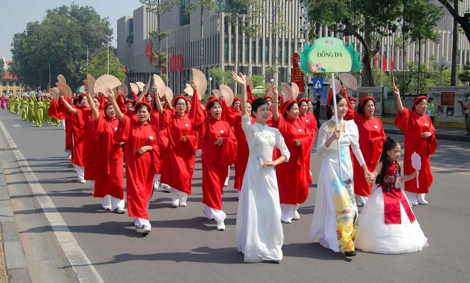 Hoạt động diễu hành của phụ nữ Thủ đô với mong muốn lan tỏa các thông điệp: 'Đoàn kết-hữu nghị-hòa bình,' 'Phụ nữ Thủ đô hội nhập và phát triển' 'Duyên dáng Áo dài Hà Nội, 'Vì Thủ đô văn hiến, văn minh, hiện đại.' (Ảnh: TTXVN)