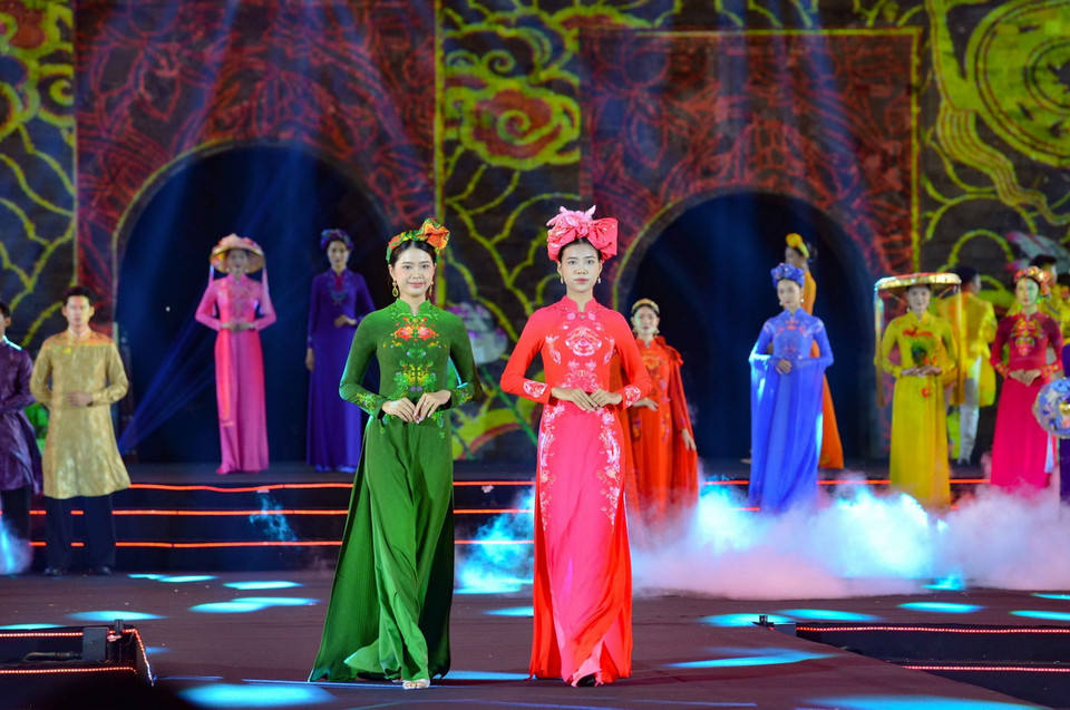 Tối 4/10, Lễ hội Áo dài Du lịch Hà Nội 2024 với chủ đề 'Hà Nội-Tinh hoa Áo dài' đã khai mạc tại Trung tâm Bảo tồn Di sản Thăng Long, Hà Nội. (Ảnh: TTXVN)