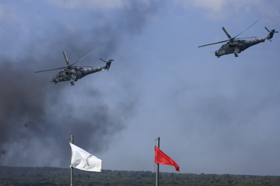 Biên đội trực thăng tấn công Mi-24 yểm trợ hoả lực cho lực lượng mặt đất phản công. (Ảnh: Trần Hiếu/TTXVN)