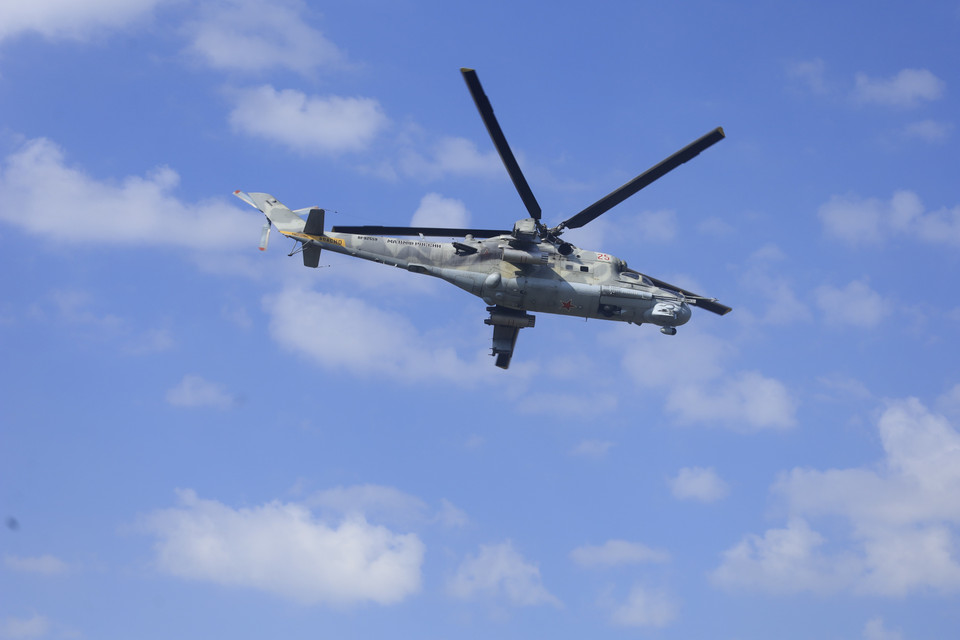 Máy bay trực thăng Mi-24 quần đảo trên bầu trời để hỗ trợ các lực lượng mặt đất. (Ảnh: Duy Trinh/TTXVN)