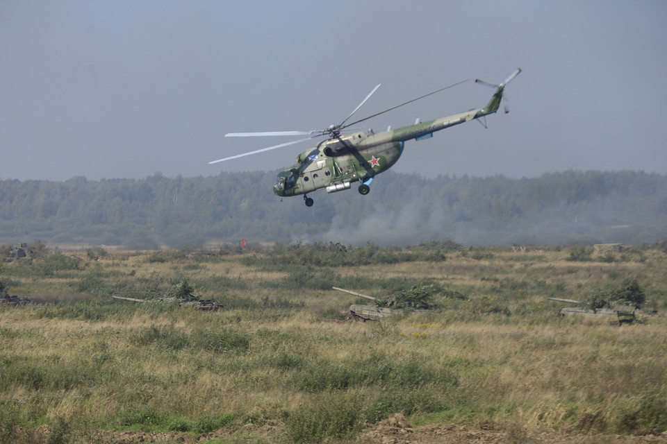 Trực thăng hỗ trợ lực lượng mặt đất tiến hành phản công. (Ảnh: Trần Hiếu/TTXVN)