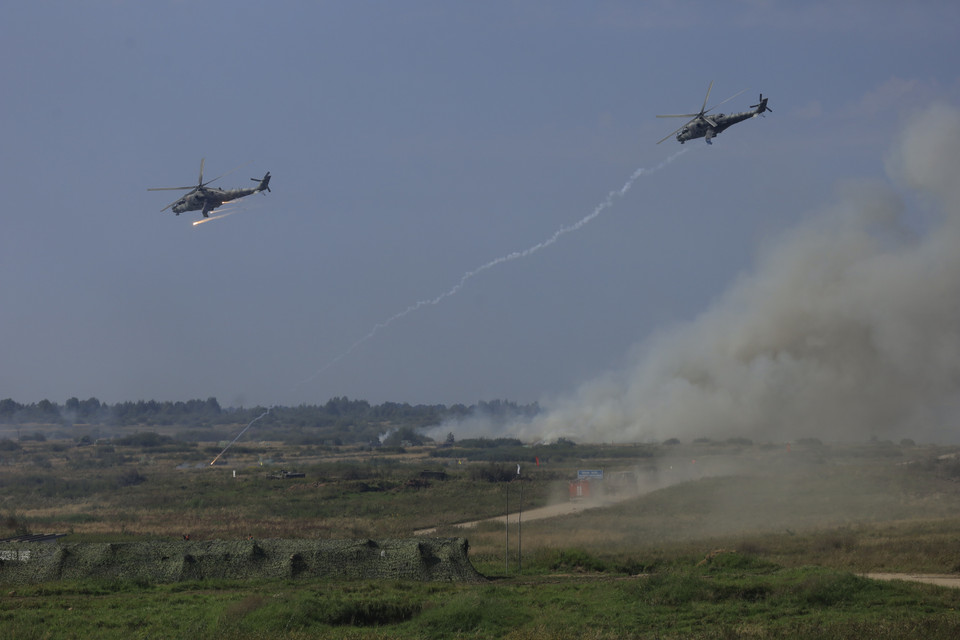  Máy bay trực thăng Mi-24 không kích vào vị trí phòng thủ của đối phương. (Ảnh: Trần Hiếu/TTXVN)