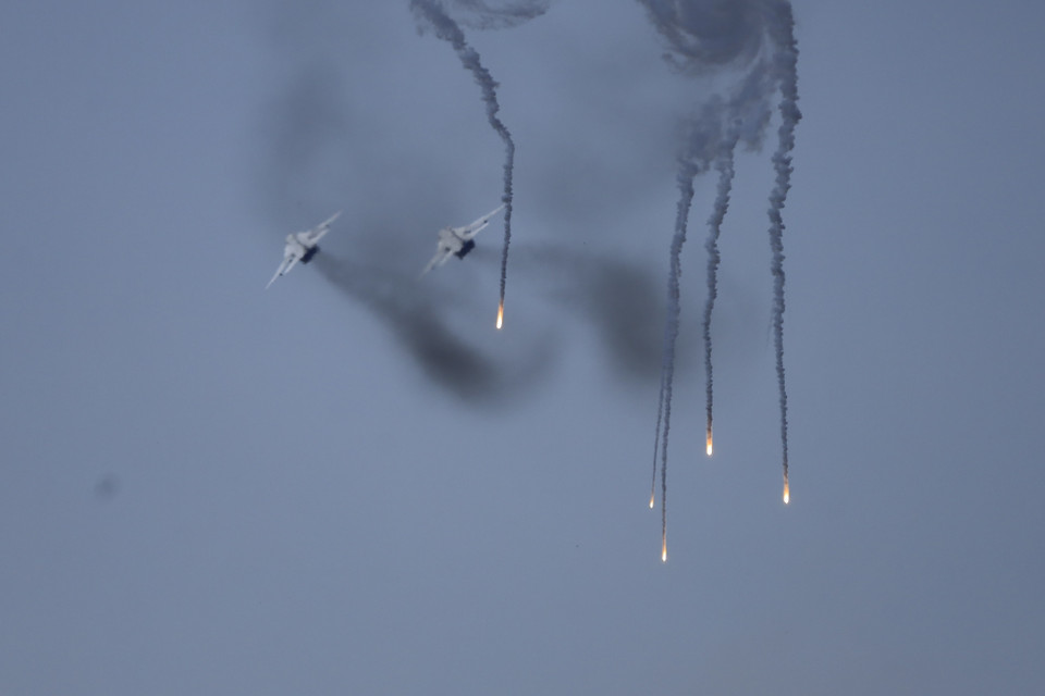 Biên đội máy bay cường kích Su-24 tấn công vào tuyến sau của đối phương. (Ảnh: Trần Hiếu/TTXVN)