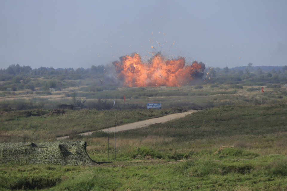 Bom FAB-250 với sức công phá lớn tấn công chính xác vào đối phương giả định. (Ảnh: Trần Hiếu/TTXVN)