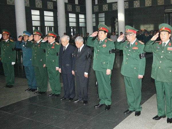 Đoàn đại biểu Quân ủy Trung ương do Tổng Bí thư Nguyễn Phú Trọng, Bí thư Quân ủy Trung ương dẫn đầu viếng các sỹ quan, quân nhân hy sinh. (Ảnh: Trọng Đức, Doãn Tấn/TTXVN)