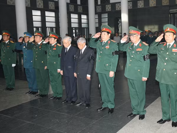 Đoàn đại biểu Quân ủy Trung ương do Tổng Bí thư Nguyễn Phú Trọng, Bí thư Quân ủy Trung ương dẫn đầu viếng các sỹ quan, quân nhân hy sinh. (Ảnh: Trọng Đức, Doãn Tấn/TTXVN)