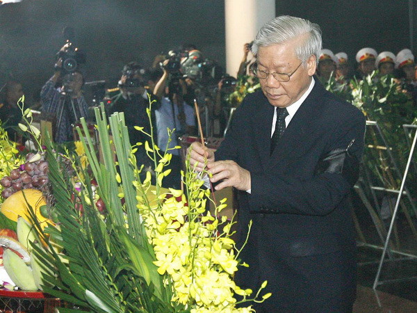  Đoàn đại biểu Quân ủy Trung ương do Tổng Bí thư Nguyễn Phú Trọng, Bí thư Quân ủy Trung ương dẫn đầu viếng các sỹ quan, quân nhân hy sinh. (Ảnh: Trọng Đức, Doãn Tấn/TTXVN)