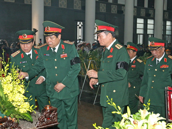  Bộ trưởng Bộ Quốc phòng Phùng Quang Thanh và các lãnh đạo Bộ Quốc phòng viếng các sỹ quan, quân nhân hy sinh. (Ảnh: Trọng Đức, Doãn Tấn/TTXVN)