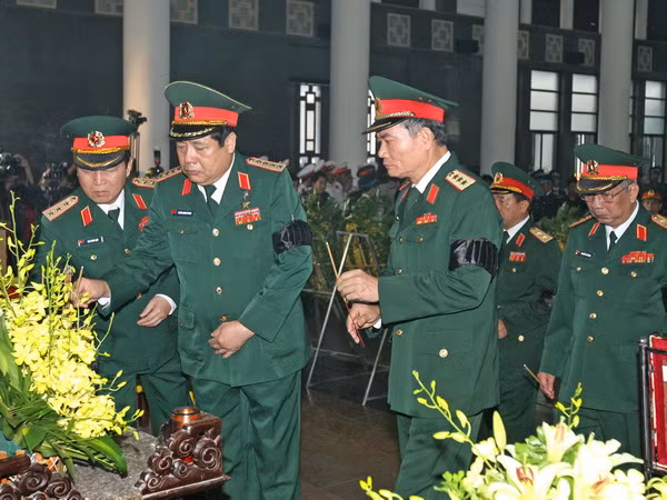  Bộ trưởng Bộ Quốc phòng Phùng Quang Thanh và các lãnh đạo Bộ Quốc phòng viếng các sỹ quan, quân nhân hy sinh. (Ảnh: Trọng Đức, Doãn Tấn/TTXVN) 