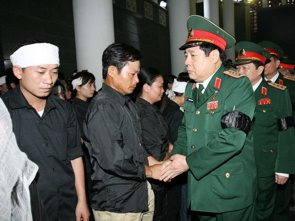  Bộ trưởng Bộ Quốc phòng Phùng Quang Thanh chia buồn với gia đình các sỹ quan, quân nhân hy sinh. (Ảnh: Trọng Đức, Doãn Tấn/TTXVN)