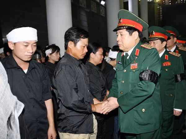  Bộ trưởng Bộ Quốc phòng Phùng Quang Thanh chia buồn với gia đình các sỹ quan, quân nhân hy sinh. (Ảnh: Trọng Đức, Doãn Tấn/TTXVN) 