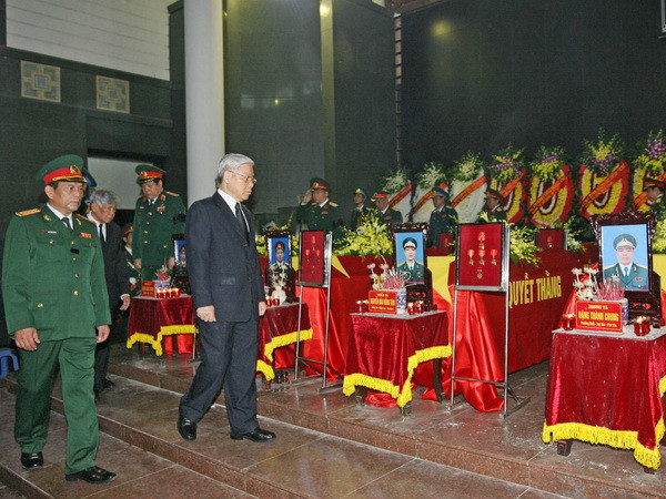  Đoàn đại biểu Quân ủy Trung ương do Tổng Bí thư Nguyễn Phú Trọng, Bí thư Quân ủy Trung ương dẫn đầu viếng các sỹ quan, quân nhân hy sinh. (Ảnh: Trọng Đức, Doãn Tấn/TTXVN)